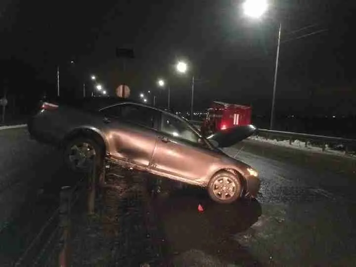 В Ярославле  «Toyota»     повисла на разделительном отбойнике