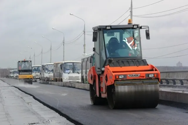 На Октябрьском мосту в Ярославле началась асфальтировка полосы движения по направлению в центр