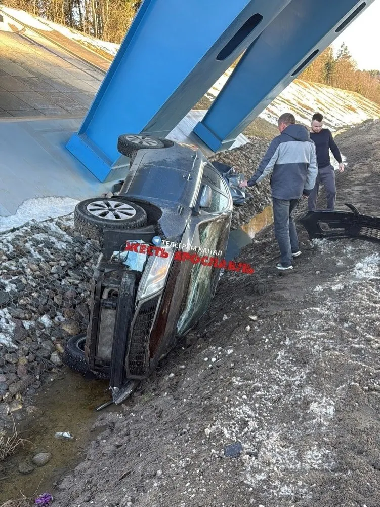 Под Ярославлем иномарка улетела в кювет