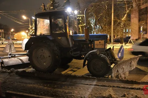 С центральных магистралей Ярославля за прошедшие выходные вывезен весь снег. Фоторепортаж