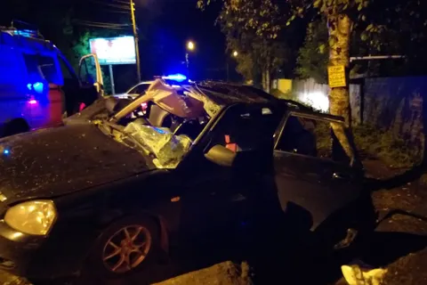 В Ярославле пьяный водитель врезался в дерево