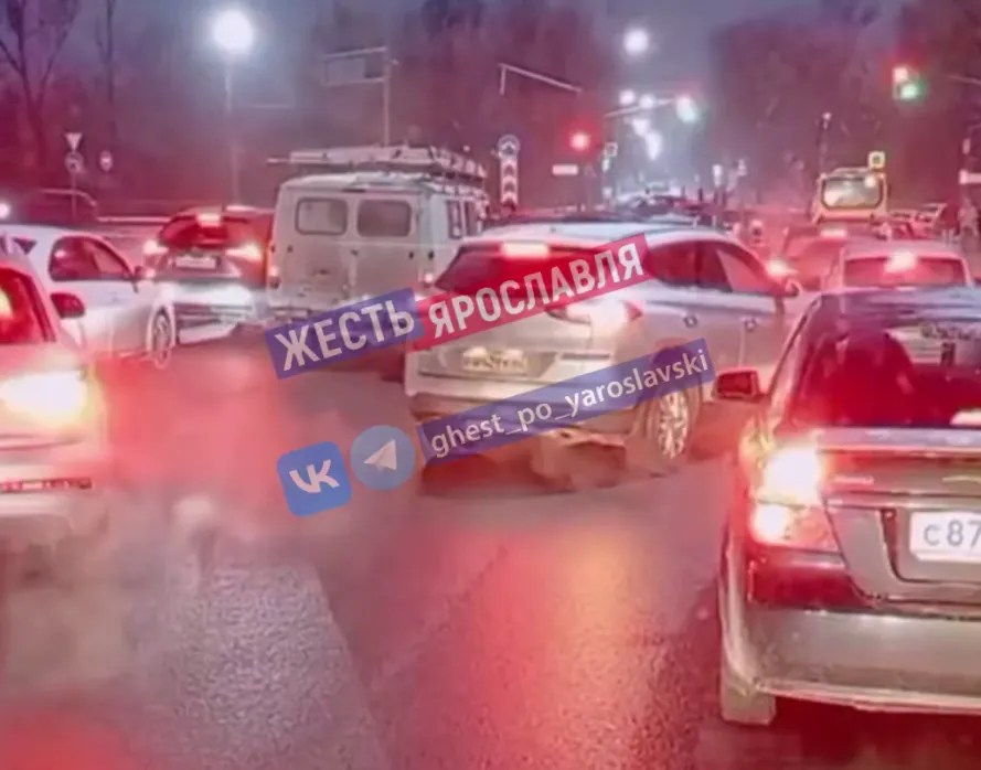 Заволга встала в пробку из-за аварии на проспекте Авиаторов