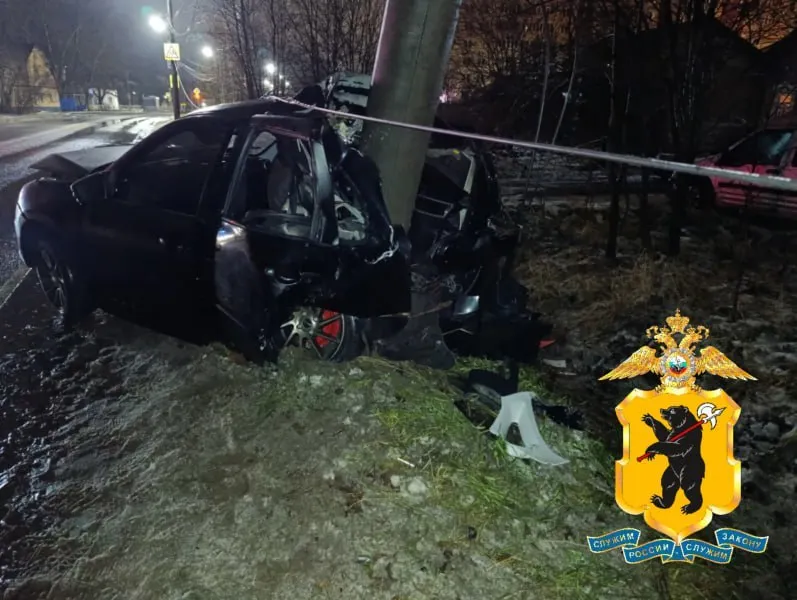 В Ярославле водитель на «Гранте» врезался в фонарный столб