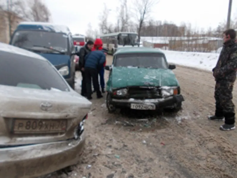 В Рыбинске дорогу не поделили две легковушки и микроавтобус