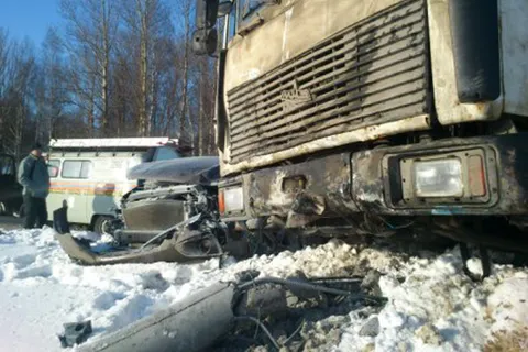 В Ярославском районе «МАЗ» раздавил легковушку