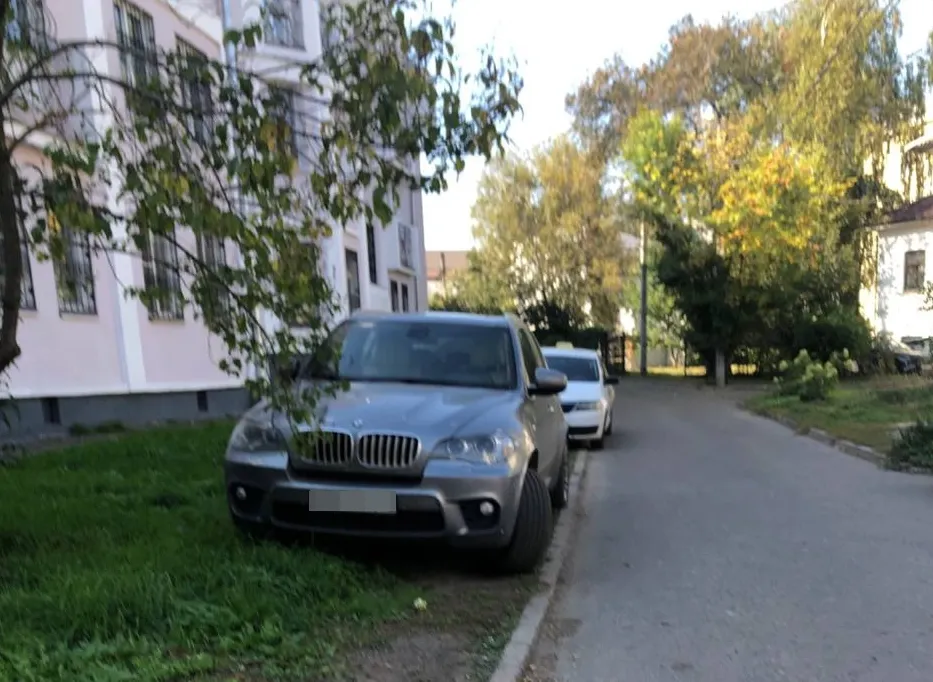 Ярославцы после запрета покрышек столкнулись с парковкой на газоне