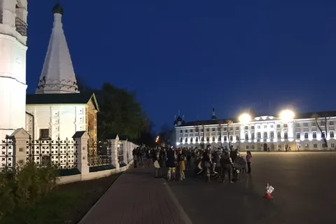 Ярославль, Советская площадь: витязи и девушки с красными полотнищам