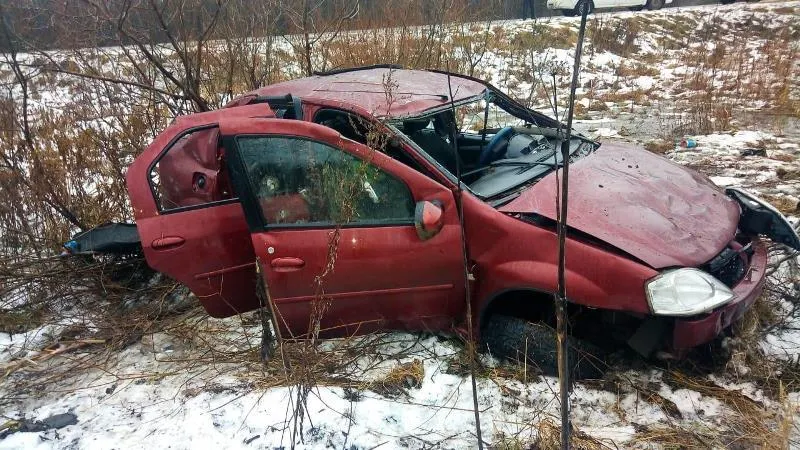 В Ярославской области легковушка вылетела в кювет и перевернулась