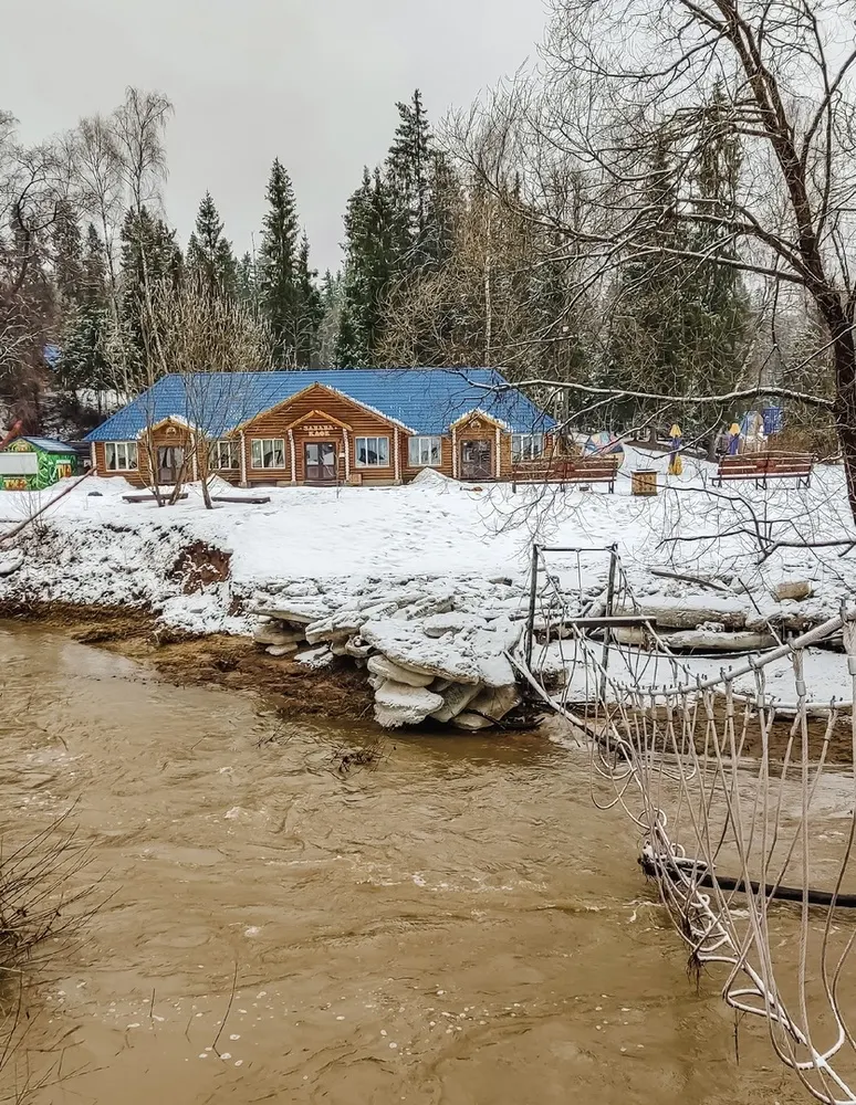 Паводок смыл мост в парке отдыха под Ярославлем