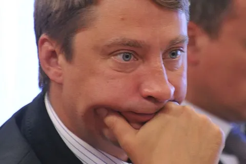 Депутат Ярославской областной Думы Владимир Тихомиров строительство бани в Борисоглебском районе почему-то увязал с борьбой с алкоголем. Фото с заседания Думы