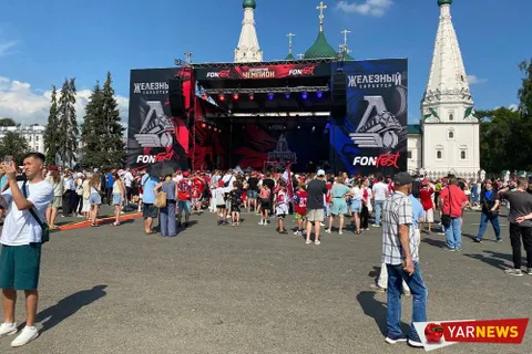 На Советской площади в Ярославле стартовал чемпионский парад