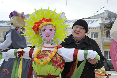 В центре Ярославля начался конкурс масленичных кукол. Фоторепортаж