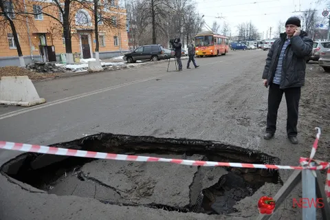 На улице Советской в Ярославле провалился асфальт. С фото
