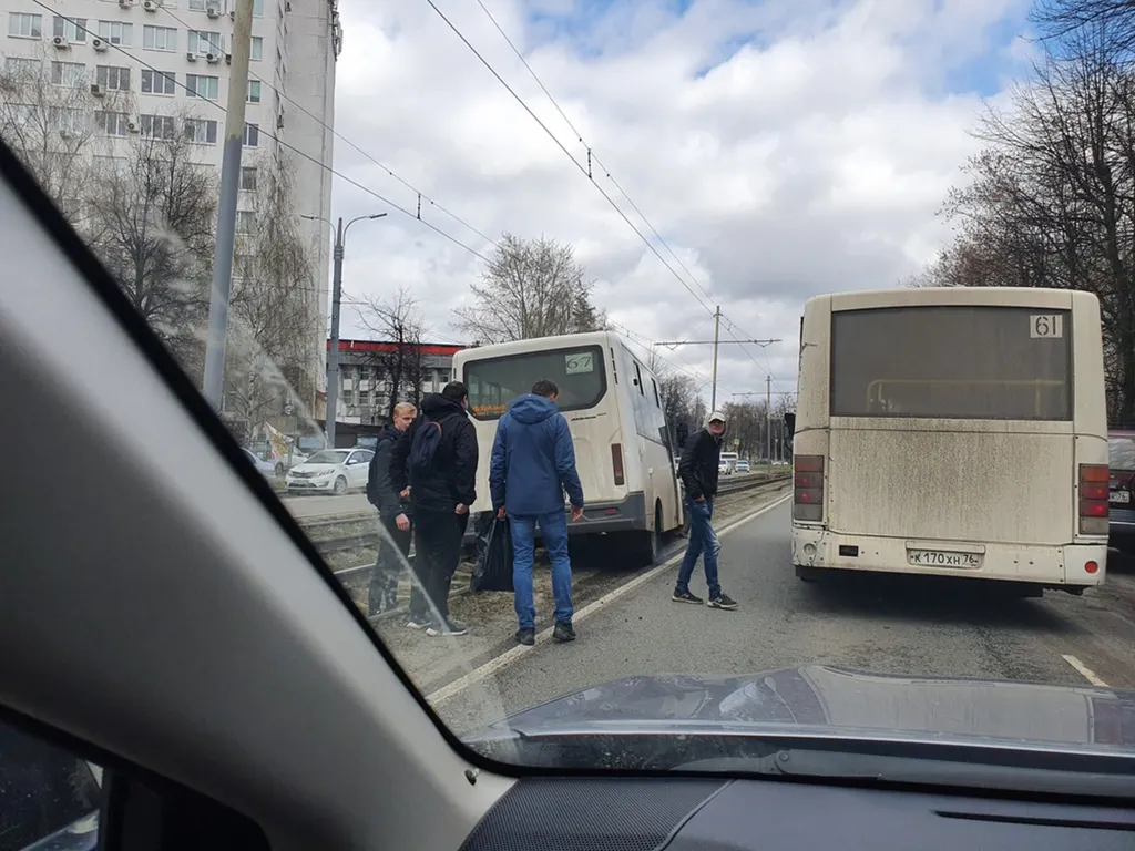 В Ярославле маршрутка застряла на трамвайных путях