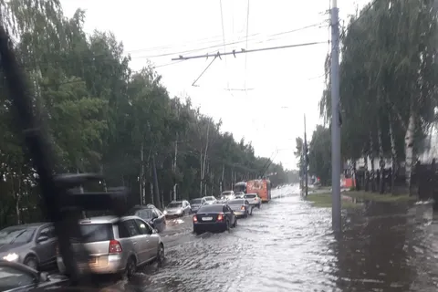 Вода,  вода, кругом – вода: сильный ливень буквально затопил Ярославль