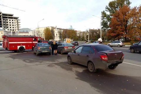 На Октябрьской площади в Ярославле не смогли разъехаться четыре машины