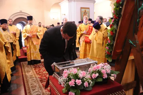 Мэр Ярославля приложился к мощам Спиридона Тримифунтского