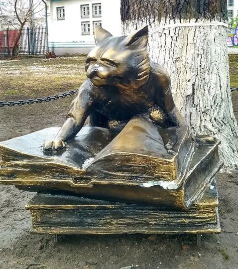 У кота в скверике на улице Терешковой украли очки и разбили нос