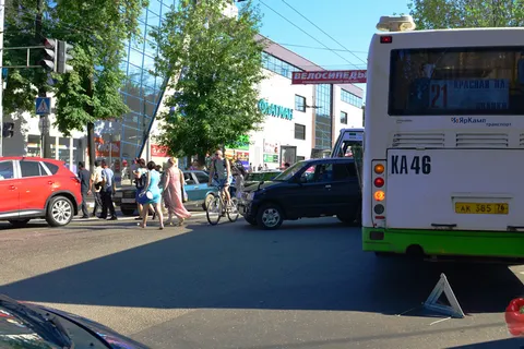 На Октябрьской площади Ярославля огромная пробка