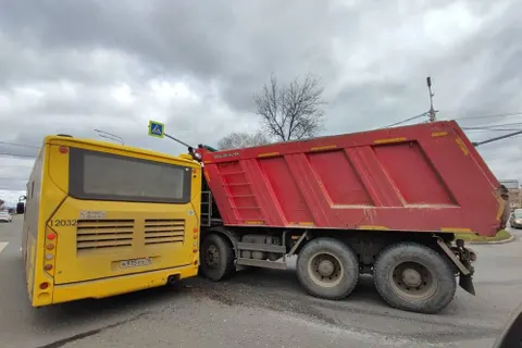 В Ярославле желтый автобус столкнулся с грузовиком