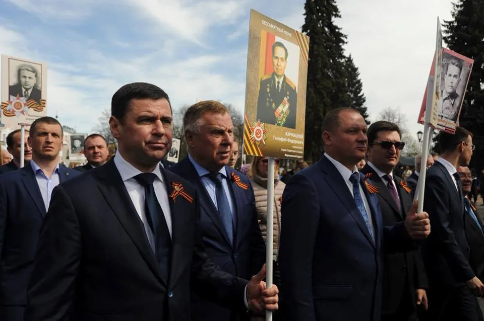 Дмитрий Миронов   прошел в День Победы с портретом деда-героя