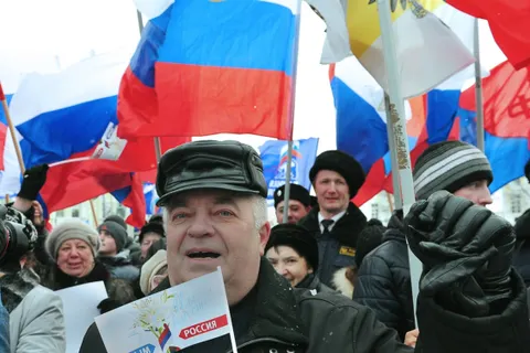 На митинге в поддержку Крыма ярославские партии меряются флагами. Фоторепортаж