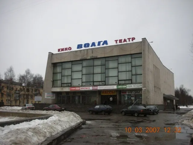С крыши кинотеатра «Волга» в Ярославле упал подросток