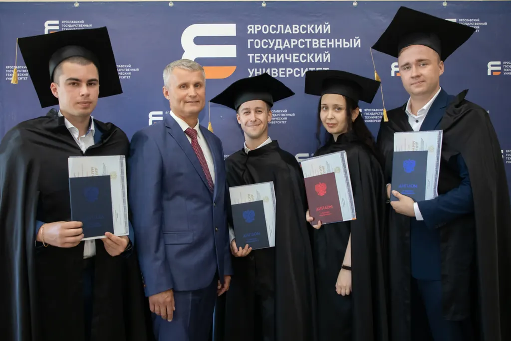 В Ярославле поздравили выпускников Института химии и химических технологий 