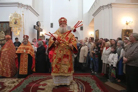 Благодатный огонь из Успенского собора горит во всех храмах Ярославской епархии (с фото)
