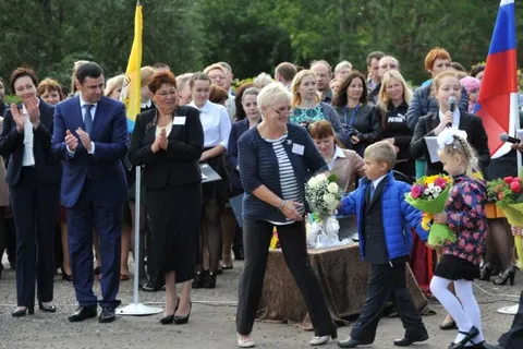 Дмитрий Миронов провел День знаний в школе и университете