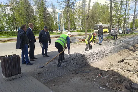 Время собирать камни: в Ярославле монтируют ограждение Юбилейного парка