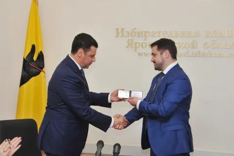Олег Захаров вручил Дмитрию Миронову удостоверение губернатора Ярославской области