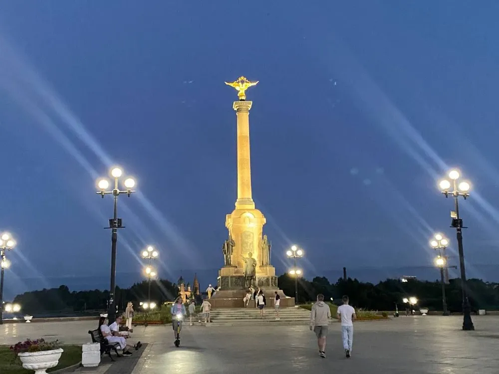 На Стрелке в Ярославле подсветили юбилейную стелу