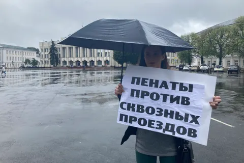 В Ярославле прошли одиночные пикеты против депутата-единоросса