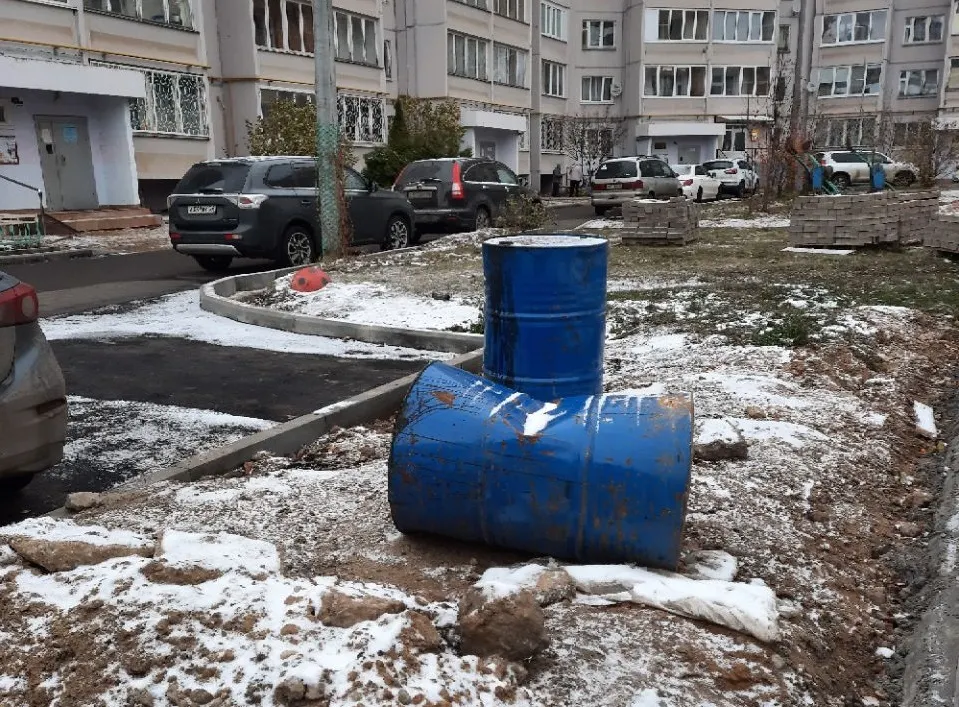 «Издевательство над жителями»: ярославцы возмущены незаконченным благоустройством двора
