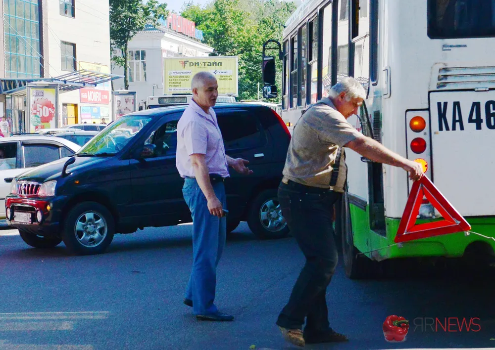 На Октябрьской площади Ярославля огромная пробка