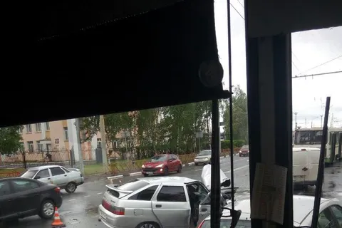 В Ярославле «ВАЗ» на скорости врезался в пассажирский автобус