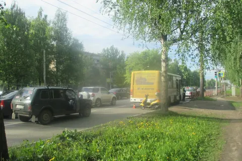 В Ярославле 76-летний скутерист врезался в стоящий автобус