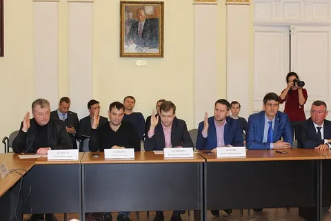 Вновь избранным депутатам муниципалитета Ярославля вручили удостоверения