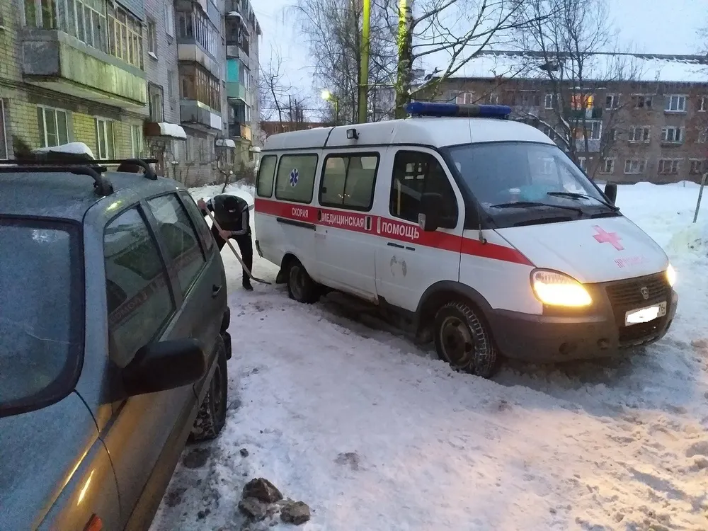 В ярославских дворах вновь застряла «скорая»