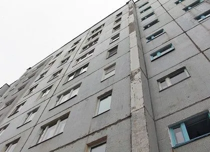 В Рыбинске из окна многоэтажки выпала 93-летняя женщина