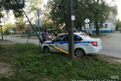 В Тутаеве полицейский автомобиль врезался в столб
