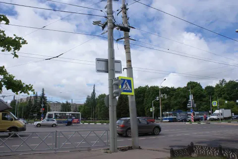 В Ярославле ведется работа по замене аварийных опор