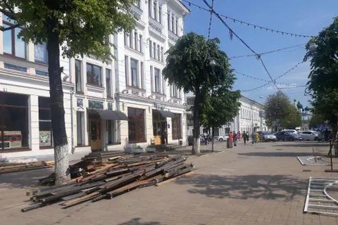 В центре Ярославля устанавливают летние кафе