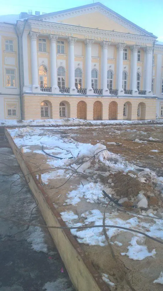 Советская площадь в центре Ярославля: зрелище удручающее
