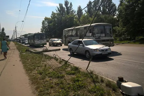В Ярославле маршрутка на полном ходу врезалась в столб
