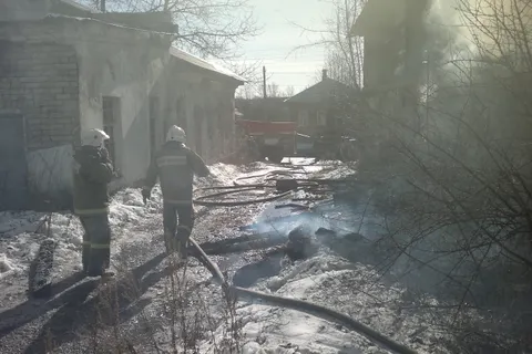 При пожаре в Ростовском районе погибли 37-летний  мужчина и его двухлетняя племянница