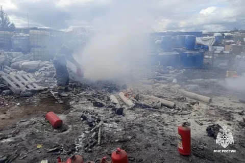 В Ярославле в промзоне горела гора батареек