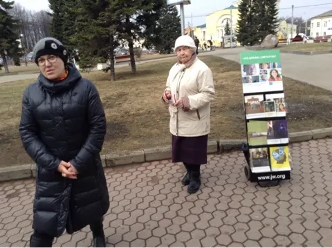 «Свидетели Иеговы» ходят по Ярославлю с передвижными стендами