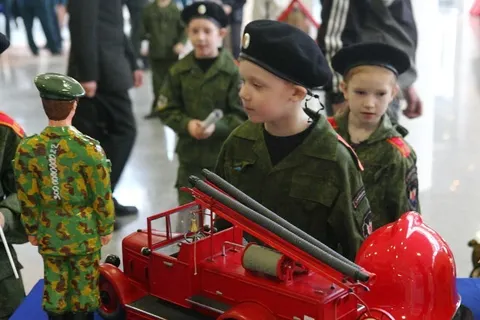 Пожарные вручили медаль губернатору Ярославской области (с фото)